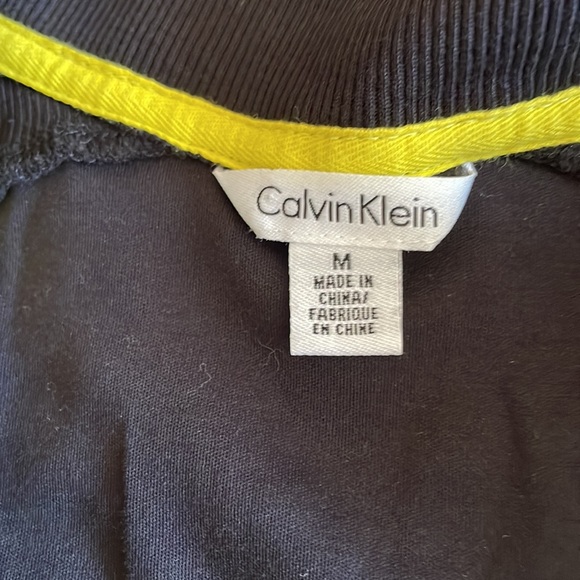 Gently worn CalvinKlein wuarter zip shirt. Size M - Picture 2 of 4